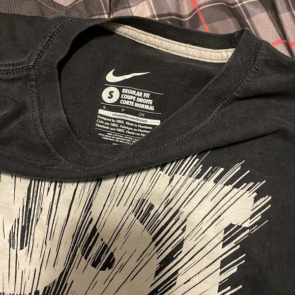 Small Nike tshirt - Picture 2 of 3